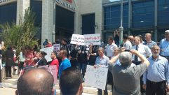 بالصور: تظاهرة رفع شعارات احتجاجاً على هدم البيوت في مدينة الرملة